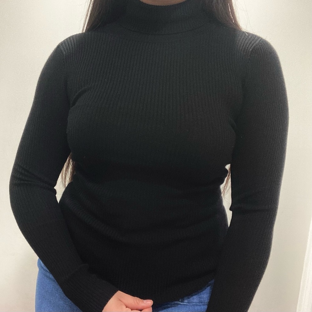 Black mock neck longsleeve